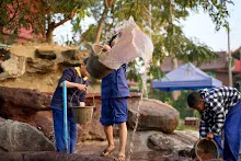 680121 สมุนพระรามยกกระถางต้นไม้แต่งสวน เปียหม่องทดลองเปิดน้ำตก 52.jpg