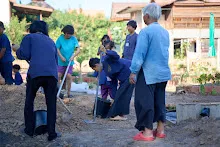 671208 สมุนพระรามช่วยกันทะลายกองดิน ถมสระน้ำ 32.jpg