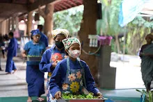 671124 สมุนพระราม ทำสลัดโรลแจก ที่โรงครัวกลาง 155.jpg