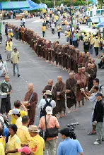พท+สมณะบิณฑ์ที่งานชุมนุม (23).JPG