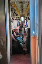 680703 เด็กสมุนพระรามนั่งรถไฟไปปฐมอโศก ร่วมงาน ๙๐ ปี ลุงจำลอง 88.jpeg