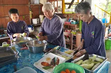 680609 เด็กสมุนพระราม ทำสลัดโรลขึ้นศาลาฉัน 25.JPG