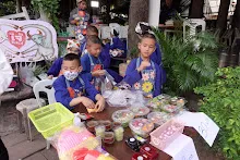 671216 นร.สมุนพระรามไปขายสลัดโรล ที่อุทยานบุญนิยม วันแรก พาณิชย์บุญนิยม 21.jpg
