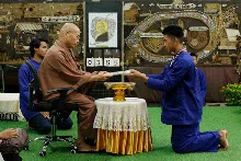 680411 พิธีรับกลด รุ่น กราบลาหลวงปู 4.jpeg