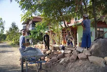 680103 สมุนพระรามดูแลสวนเช้า เย็น เปียหม่องเริ่มทำน้ำตก 37.jpg