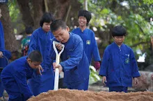 680602 สมุนพระราม และ สสธ.ขนทรายและปรับพื้นที่หน้าเฮือนศูนย์สูญ 50.JPG