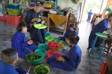 680609 เด็กสมุนพระราม ทำสลัดโรลขึ้นศาลาฉัน 14.JPG