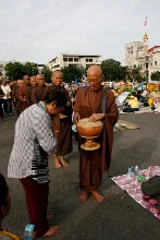 พท+สมณะบิณฑ์ที่งานชุมนุม (34).JPG