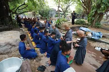 680314 ตักบาตรวันเลี้ยงส่งม.3 ม.6  12.JPG