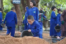 680602 สมุนพระราม และ สสธ.ขนทรายและปรับพื้นที่หน้าเฮือนศูนย์สูญ 46.JPG