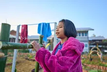 680608 สมุนพระรามเก็บเมล็ดพันธุ์ดอกไม้กินได้ที่สวน ไปขนดินปลูก 24.jpg