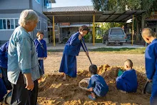 670115 เด็กอนุบาลตุ๊กติ้ว สมุนพระราม ช่วยพ่อไม้ผลทำเรือนเพาะชำ  22.jpeg
