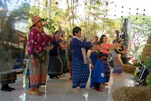671230 สมุนพระรามแสดงร้องเพลง พิธีเปิดงานเพื่อฟ้าดิน คนมาดูงาน ทำ5ส ทำสวนบ่าย 264.jpg