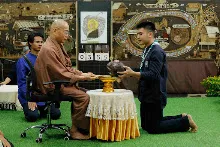 680411 พิธีรับกลด รุ่น กราบลาหลวงปู 37.jpeg
