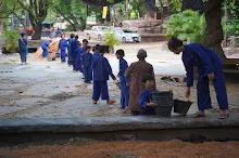 680602 สมุนพระราม และ สสธ.ขนทรายและปรับพื้นที่หน้าเฮือนศูนย์สูญ 3.JPG