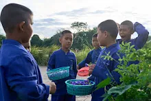 671124 สมุนพระราม ทำสลัดโรลแจก ที่โรงครัวกลาง 30.jpg