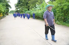 680616 สมุนพระรามไปขุดมันเทศริมมูลและเก็บเมล็ดถั่วลิสงเรี่ยดิน วันบวรกับชาวชุมชนกลุ่มสีส้ม 92.JPG