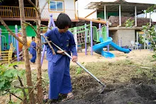 680224 วันบวร สมุนพระรามทำแปลงคอสมอส ข้างสนามเด็กเล่น 19.jpg