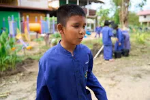 680224 วันบวร สมุนพระรามทำแปลงคอสมอส ข้างสนามเด็กเล่น 2.jpg