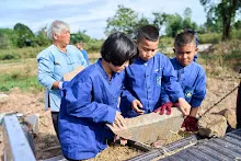 671214 สมุนพระราม เล่นเกมเดินโชว์ ขนหินทำน้ำตก 80.jpg