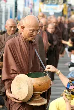พท+สมณะบิณฑ์ที่งานชุมนุม (27).JPG