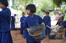 680602 สมุนพระราม และ สสธ.ขนทรายและปรับพื้นที่หน้าเฮือนศูนย์สูญ 56.JPG
