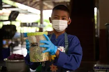 671124 สมุนพระราม ทำสลัดโรลแจก ที่โรงครัวกลาง 140.jpg