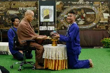 680411 พิธีรับกลด รุ่น กราบลาหลวงปู 3.jpeg