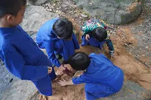 680602 สมุนพระราม และ สสธ.ขนทรายและปรับพื้นที่หน้าเฮือนศูนย์สูญ 122.JPG