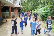 680703 เด็กสมุนพระรามนั่งรถไฟไปปฐมอโศก ร่วมงาน ๙๐ ปี ลุงจำลอง 78.jpeg
