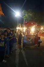 680705 เด็กสมุนพระรามตักบาตรที่ปฐมอโศก ร่วมงาน ๙๐ ปี ลุงจำลอง ไปพระปฐมเจดีย์เย็น 42.jpeg