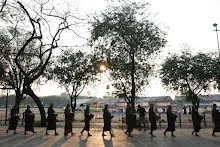 เดินบิณฑ์รอบสนามหลวง (31).JPG