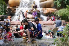 680414 คนมาเที่ยวน้ำตกผาแหงน  14.jpeg