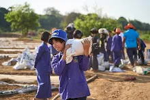 670120 สมุนพระรามเรียน ปวช ช่วยสะสางผักตบจากบุ่ง สสษ.ใส่ปุ๋ยแปลงแตงโมริมมูล 60.jpeg
