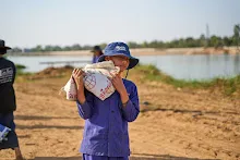 670120 สมุนพระรามเรียน ปวช ช่วยสะสางผักตบจากบุ่ง สสษ.ใส่ปุ๋ยแปลงแตงโมริมมูล 57.jpeg