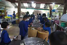 680527 ป.ต้น-อนุบาล เคารพธงชาติ ป.ปลาย กิจกรรม ถาคเช้า ก่อนไปกินข้าวศาลาฯ 166.jpeg