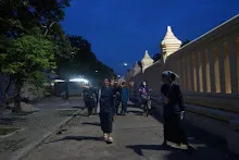 680705 เด็กสมุนพระรามตักบาตรที่ปฐมอโศก ร่วมงาน ๙๐ ปี ลุงจำลอง ไปพระปฐมเจดีย์เย็น 31.jpeg