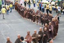 พท+สมณะบิณฑ์ที่งานชุมนุม (25).JPG