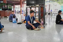 680703 เด็กสมุนพระรามนั่งรถไฟไปปฐมอโศก ร่วมงาน ๙๐ ปี ลุงจำลอง 13.jpeg