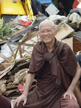 ชาวอโศก ช่วย น้ำท่วม43.JPG