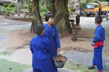 680602 สมุนพระราม และ สสธ.ขนทรายและปรับพื้นที่หน้าเฮือนศูนย์สูญ 14.JPG