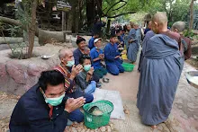 680314 ตักบาตรวันเลี้ยงส่งม.3 ม.6  10.JPG
