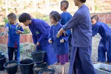671208 สมุนพระรามช่วยกันทะลายกองดิน ถมสระน้ำ