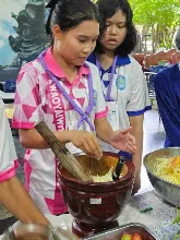 680529 อบรมนักเรียน รร.ขวาวใหญ่วิทยา เรียนรู้การทำอาหารมังสวิรัติ เมนูส้มตำ 7.jpeg