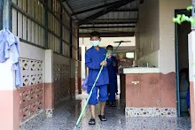 680331 สมุนพระรามทำงานวันบวร ขัดห้องน้ำ กวาดใบไม้อาคารอาชีวะ 31.jpg