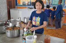 680706 เด็กสมุนพระรามไปเนินพอกิน ร่วมงาน ๙๐ ปี ลุงจำลอง ไปสะพานรถไฟสายมรณะ วัดถ้ำเสือ จามจุรีย์ยักษ์ 26.jpeg