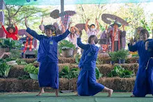 671230 สมุนพระรามแสดงร้องเพลง พิธีเปิดงานเพื่อฟ้าดิน คนมาดูงาน ทำ5ส ทำสวนบ่าย 300.jpg