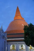 680705 เด็กสมุนพระรามตักบาตรที่ปฐมอโศก ร่วมงาน ๙๐ ปี ลุงจำลอง ไปพระปฐมเจดีย์เย็น 19.jpeg