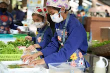 671124 สมุนพระราม ทำสลัดโรลแจก ที่โรงครัวกลาง 111.jpg