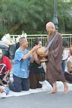 ลุงใส่บาตร.JPG